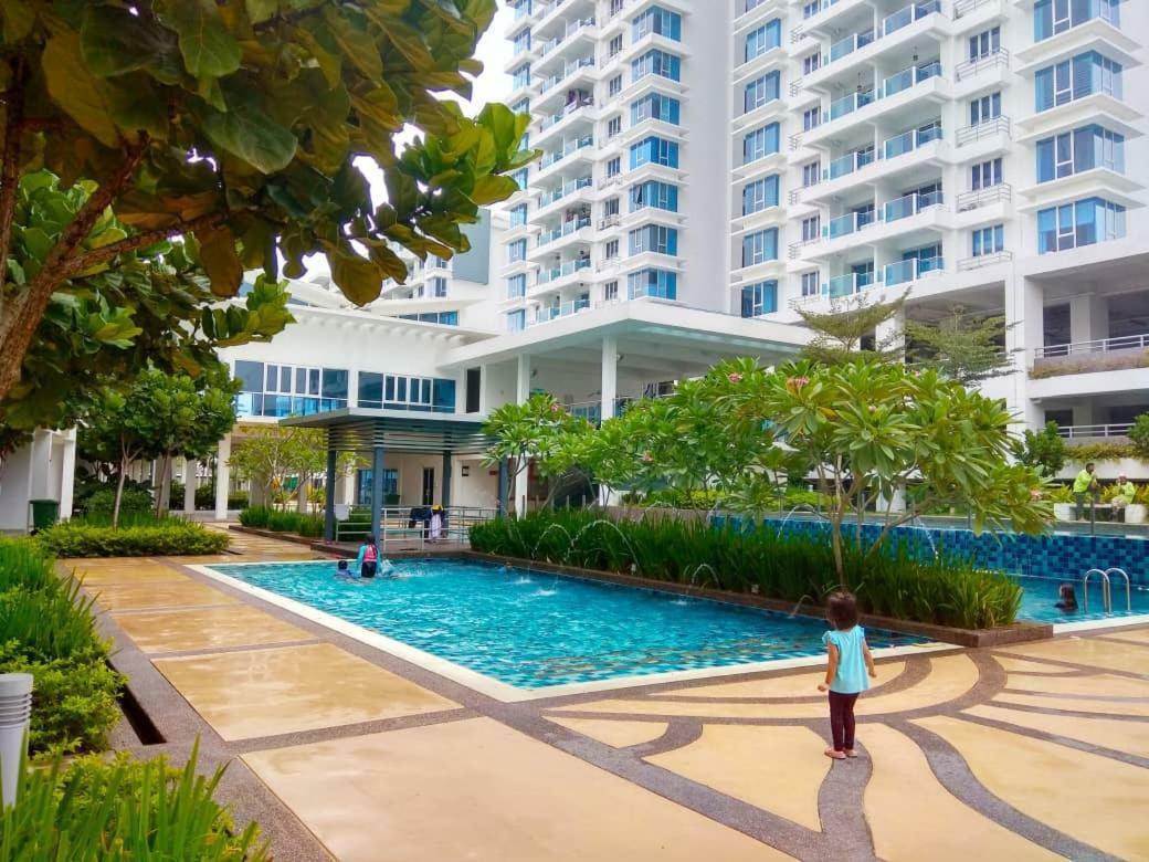 Putra 1 Pool Homestay Bandar Seri Putra Kampong Sungai Buah Exterior photo